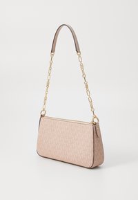 Roze handtas met een kenmerkend monogrampatroon, een gladde textuur en leren accenten. Voorzien van een gouden kettingriem en een ritssluiting.