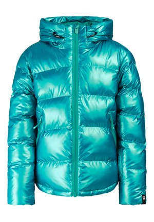 Jong persoon draagt een turquoise donzen jas, een turquoise hoodie met patroon, zwarte broek, zwarte beanie, grote oranje zonnebril en zwarte plateauzolen.