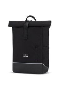 Rucsac negru cu închidere tip roll-top, de formă rectangulară, fabricat dintr-un material durabil, având o buzunare frontală cu fermoar, o etichetă cu logo și un accent gri discret la bază.