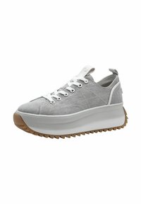 Sneaker in tela grigia con lacci bianchi, suola piatta bianca spessa e suola in gomma testurizzata con motivi a zigzag.