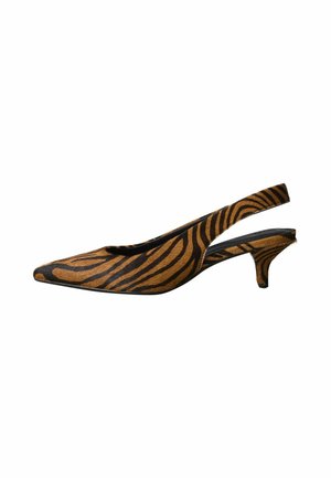 Brązowe i czarne sandały na obcasie typu kitten heel z paskiem slingback, w tygrysie paski, z wąskim czubkiem i niskim zakrzywionym obcasem na białym tle.