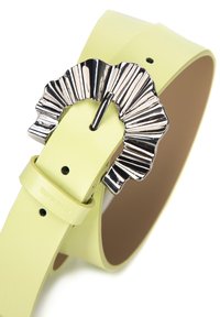 Cintura in pelle gialla con una larga fibbia in metallo argentato arricciata; consistenza liscia con diversi fori per la regolazione; design minimalista complessivo.