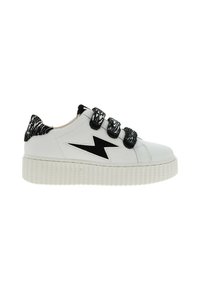 Witte sneaker met een gestructureerde zwarte hiel, zwarte bliksemflitsontwerp aan de zijkant, voorzien van drie zwarte patroonbanden en een platformzool.