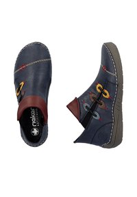 Des bottines en cuir bleu foncé présentent des accents bordeaux contrastants, des lacets décoratifs jaune, marron et rouge, ainsi qu'une semelle texturée.