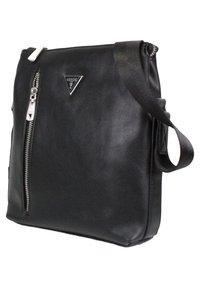 Borsa a spalla in pelle nera con chiusura a zip, accessori in argento e decorazione con logo triangolare. Presenta una finitura testurizzata e tracolla regolabile.