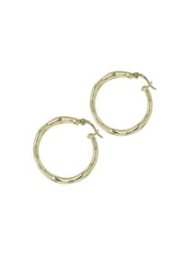 Gouden hoepel oorbellen met een gedraaid ontwerp, met een gestructureerd oppervlak en een veilige sluiting. De diameter is ongeveer 3 cm.