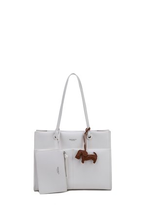 Borsa a mano bianca con manici lunghi, tasca frontale, pochette bianca abbinata e portachiavi a forma di cane marrone attaccato al manico.
