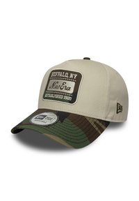 Căciulă bej cu o vizieră camuflată, având un patch dreptunghiular pe care scrie "BUFFALO, NY" și "New Era" în litere brodate.
