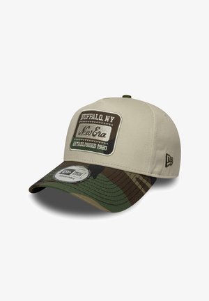 Beige cap med skygge i camouflage, prydet med et rektangulært mærke der siger "BUFFALO, NY" og "New Era" i broderet skrift.