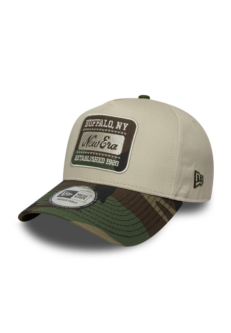 Căciulă bej cu o vizieră camuflată, având un patch dreptunghiular pe care scrie "BUFFALO, NY" și "New Era" în litere brodate.