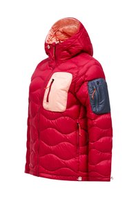 Rode pufferjas met een capuchon, voorzien van een licht perzikkleurige voorzak en een marineblauwe armzak, met een gestikte textuur en oranje ritsdetails.