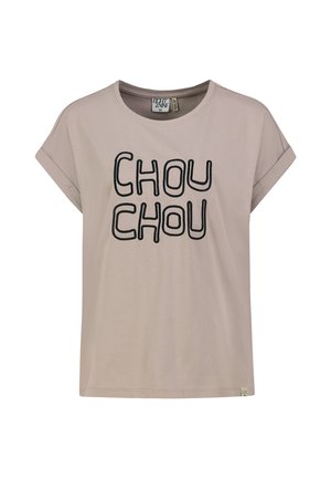 Hellbeiges T-Shirt mit kurzen Ärmeln, umgeschlagenen Bündchen und schwarzem Schriftzug „CHOU CHOU“ auf der Vorderseite.