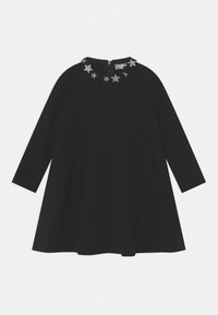 Abito nero con maniche lunghe, scollo rotondo e decorazioni a forma di stella sul colletto. Forma a linea A e chiusura con zip sul retro.