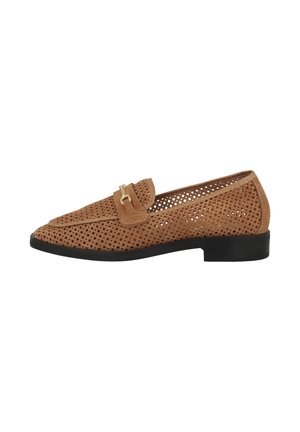Hellbrauner perforierter Veloursleder-Loafer mit schwarzer Sohle und kleinem goldenem Metall-Detail oben.