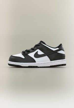 Niski czarno-biały sneaker Nike z sznurowadłami i gumową podeszwą, pokazany z boku na neutralnym tle.