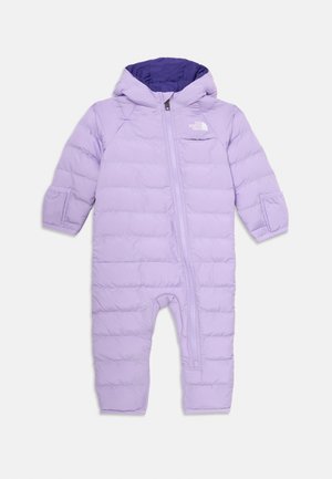Macacão de bébe em lavanda, acolchoado, com capuz, mangas longas, fecho frontal com zíper e pequeno logótipo da The North Face no peito.