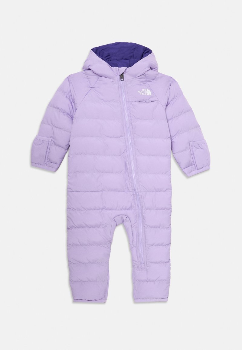 Levandų spalvos paminkštintas vienalapis kūdikių snowsuit'as su kapišonu, ilgomis rankovėmis, priekiniais užtrauktukais ir mažuoju "The North Face" logotipu ant krūtinės.