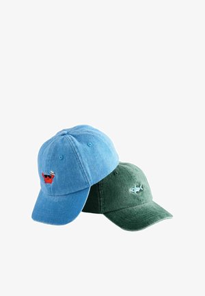 Dos gorras de béisbol de algodón: una azul con un diseño de cangrejo rojo y otra verde con un patrón de tiburones. Ambas tienen viseras curvadas y detalles cosidos.