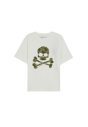 Camiseta blanca de manga corta con un gráfico en el centro delantera de una calavera y huesos cruzados con hojas verdes.