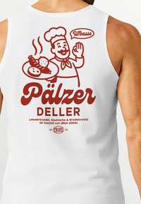 Weißes Tanktop mit einem roten Grafik eines lächelnden Kochs, der einen Teller mit Würstchen hält, und dem Text "Pälzer Deller" darunter.