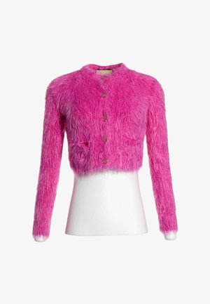 Cardigan corto peloso rosa acceso con maniche lunghe e cinque bottoni davanti su un manichino bianco.