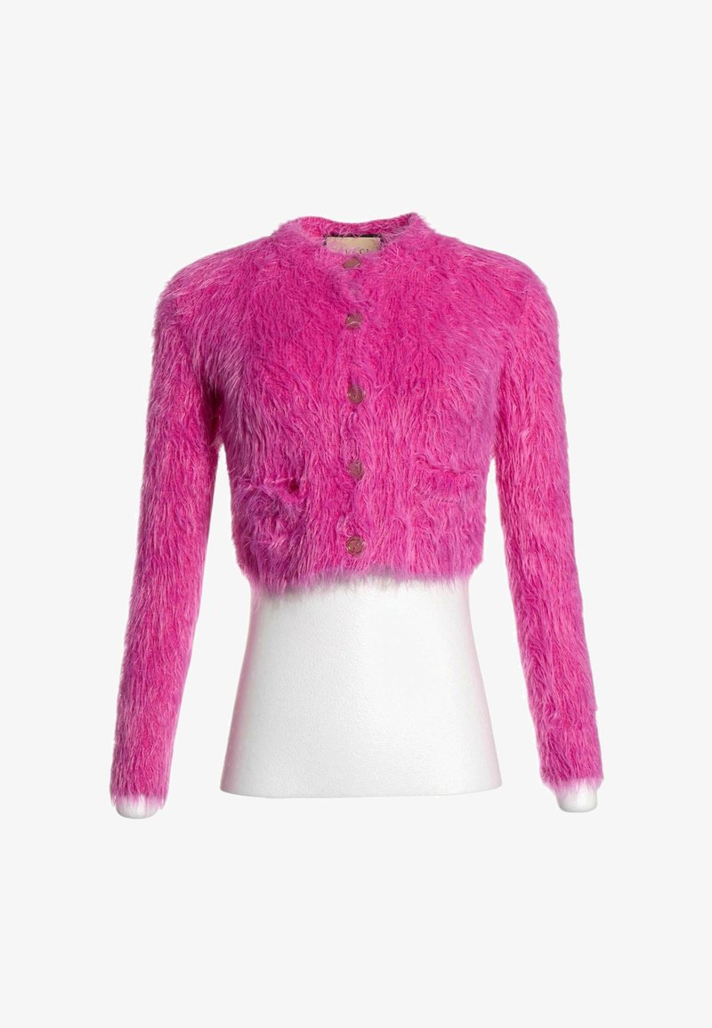 Cardigan court duveteux rose vif à manches longues avec cinq boutons devant sur un mannequin blanc.