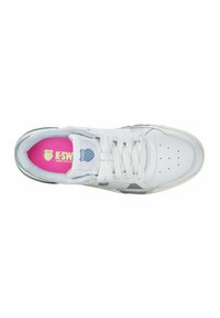 Sneaker bianco con accenti grigi, punta tonda, design perforato sulla parte anteriore, e una soletta rosa con logo. Lacci piatti e suola in gomma.