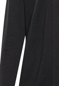 Maglione nero a maglia con maniche lunghe e un motivo testurizzato, con una vestibilità leggermente rilassata. Finitura liscia con bordi a costine.