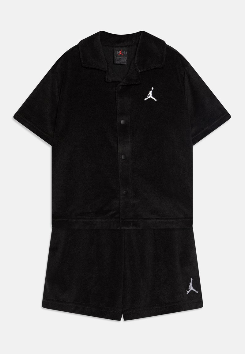 Zwart velours korte mouwen set met een overhemd met kraag en bijpassende shorts. Voorzien van knoopsluiting aan de voorkant en witte Jordan-logo accenten op de borst en het been.