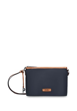 Marineblaue rechteckige Handgelenktasche mit beigefarbener Umrandung, Reißverschluss und einer kleinen Metall-Logoplatte auf der Vorderseite, Trageriemen an der Seite befestigt.