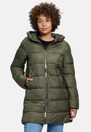 Parka jacket imbottito verde oliva con zip frontale, cappuccio e tasche laterali. Texture liscia con dettagli cuciti e accenti metallici.