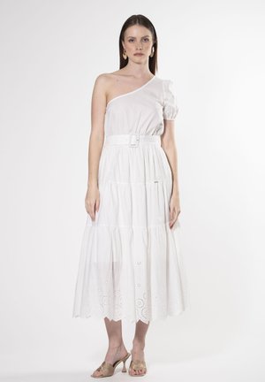 Abito bianco monospalla con manica a sbuffo, cintura in vita e gonna a balze. Presenta dettagli in broderie anglaise sull'orlo. Tessuto dalla texture liscia.