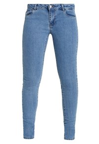 Jeans ajustados de denim azul claro, con un diseño clásico de cinco bolsillos, cierre frontal con botón y un ligero desgaste en los muslos.