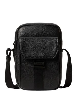 Compact zwarte crossbodytas van getextureerd leer met voorvak met klep en verstelbare stoffen riem.