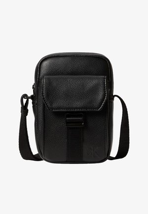 Kompakt fekete, texturált bőr keresztpántos táska elülső zsebbel és állítható szövetpánttal.