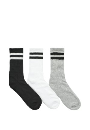 Trzy pary skarpetek za kostkę w kolorach czarnym, białym i szarym, każda z dwoma poziomymi czarnymi paskami u góry.