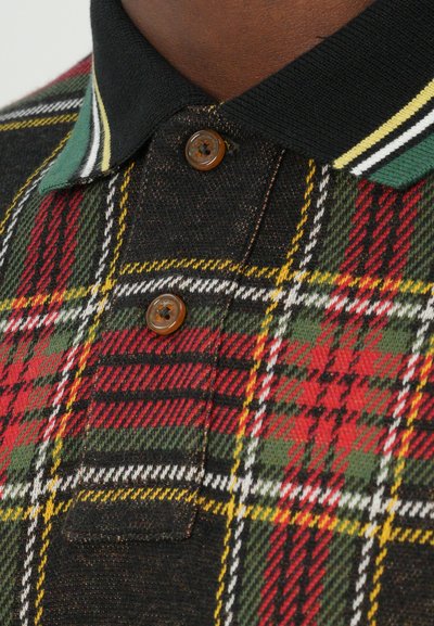 Tricou polo cu carouri, cu guler negru, având modele roșii, verzi și galbene. Două butoane maro la gât, material texturat.
