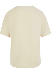 Bēša īsroku T-krekls, redzams no mugurpuses ar taisnu apakšmalu un apaļu izgriezumu kaklam.