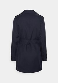 Granatowy płaszcz z kołnierzem, długimi rękawami i paskiem w talii. Wykonany z gładkiej tkaniny, z mankietami zapinanymi na guziki i dopasowanym krojem.