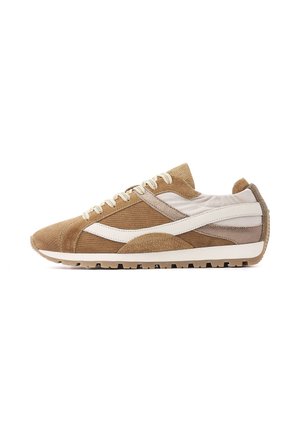 Flacher braun-beiger Sneaker mit weißem Seitenstreifen, beigen Schnürsenkeln, strukturierter Sohle und Obermaterial aus einer Mischung aus Wildleder und Stoff, von der Seite gezeigt.