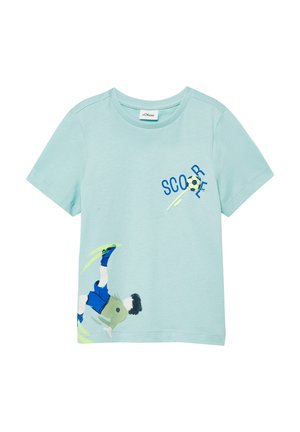 Jasnoniebieska dziecięca koszulka z grafiką piłkarza wykonującego strzał oraz napisem "SCORE" i piłką nożną.