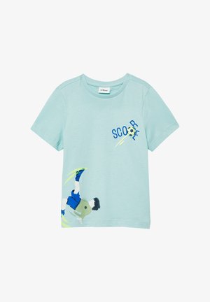 Camiseta infantil azul claro con un gráfico de un jugador de fútbol realizando una patada y la palabra "GOOOOL" junto a un balón de fútbol.