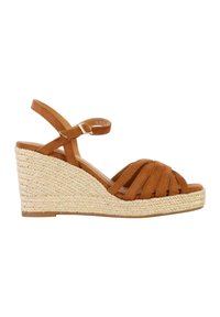 Sandali wedge in pelle color cuoio con suola in juta intrecciata, dotati di una fascia e una fibbia alla caviglia. Il tacco misura circa 7 cm.