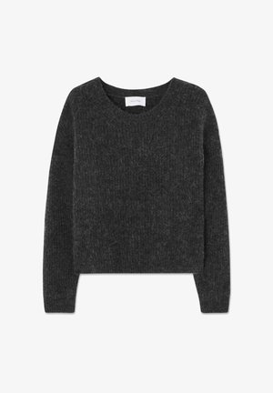 Suéter de punto de manga larga en gris oscuro con escote redondo y puños acanalados, presentado sobre un fondo blanco.