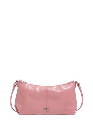 Bolso de hombro de cuero rosa suave con cremallera plateada y pequeño logo metálico "Bimba y Lola" en el centro delantero.