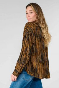 Blouse met lange mouwen in een gestructureerd bruin en zwart gestreept patroon, met een losse pasvorm en zijsplitten voor bewegingsvrijheid.