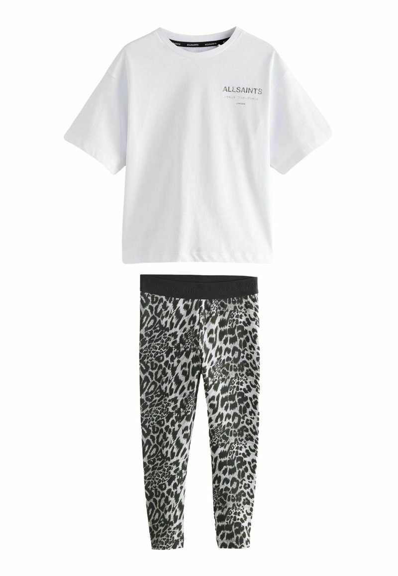 Hvid kortærmet t-shirt med "ALLSAINTS" logo, parret med leggings i sort og grå leopardprint med elastisk talje.