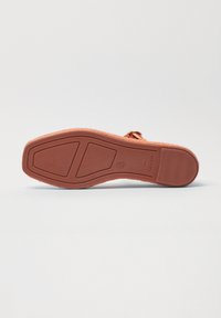 Suola di sandalo marrone in gomma con battistrada testurizzato, taglia 37, e marchio "Made in Spain" visibile.