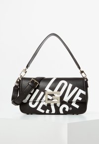 Sorte tekstureret håndtaske med "LOVE GUESS" trykt i hvidt, der har sølvfarvet logo hardware og en aftagelig skulderrem.
