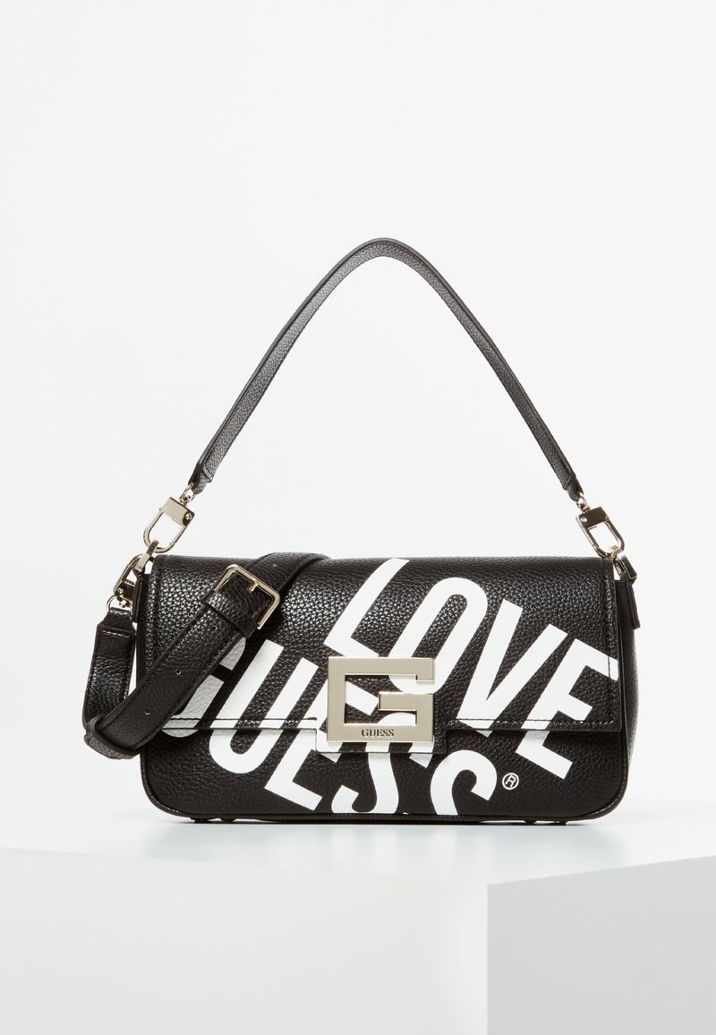 Sorte tekstureret håndtaske med "LOVE GUESS" trykt i hvidt, der har sølvfarvet logo hardware og en aftagelig skulderrem.